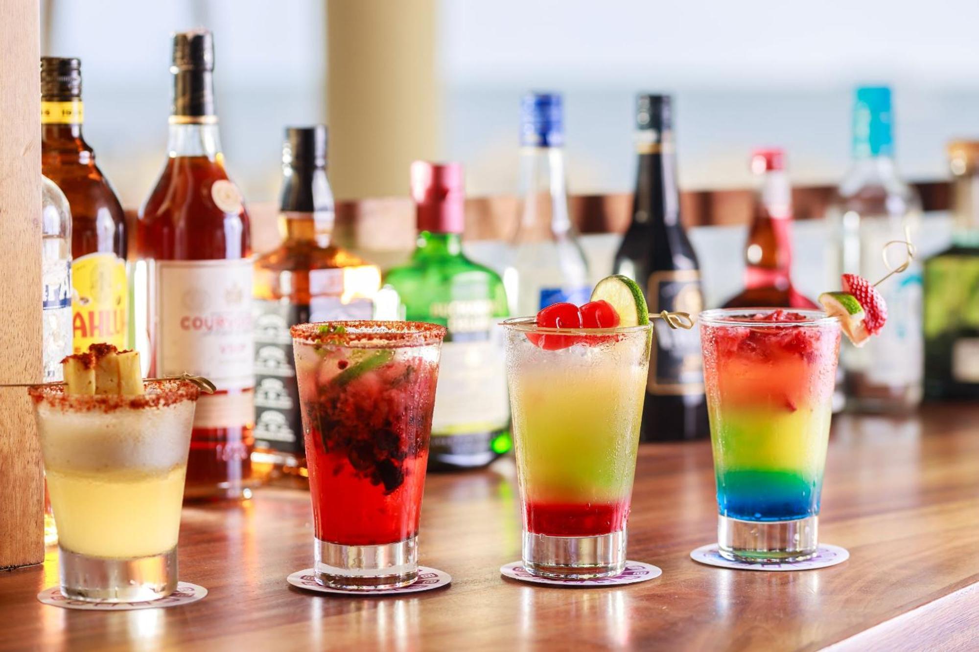 Camino Real Veracruz Eksteriør billede A selection of cocktails